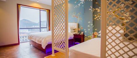 Escritorio, cortinas blackout y wifi gratis