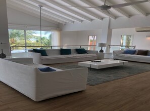 Tv, videospil, dvd-afspiller, bøger