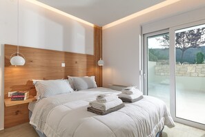 3 bedrooms, desk, iron/ironing board, travel cot