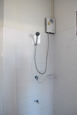 Economy Room | Bathroom shower - Tongmai Resort (Kanchanadit)