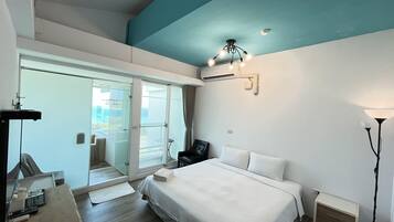 Habitación romántica, balcón, frente a la playa | Cortinas opacas, sistema de insonorización, wifi gratis y ropa de cama