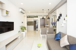 Apartment, 3 Bedrooms, Balcony, River View | Living room | 32-inch LCD TV with digital channels, TV, pay movies - Ami Splendid Rooftop Pool (Ho Chi Minh City)