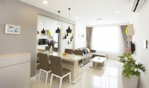 Apartment, 3 Bedrooms, Balcony, River View | Living room | 32-inch LCD TV with digital channels, TV, pay movies - Ami Splendid Rooftop Pool (Ho Chi Minh City)