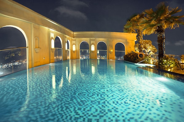 Outdoor pool, a rooftop pool, open 6 AM to 9 PM, sun loungers