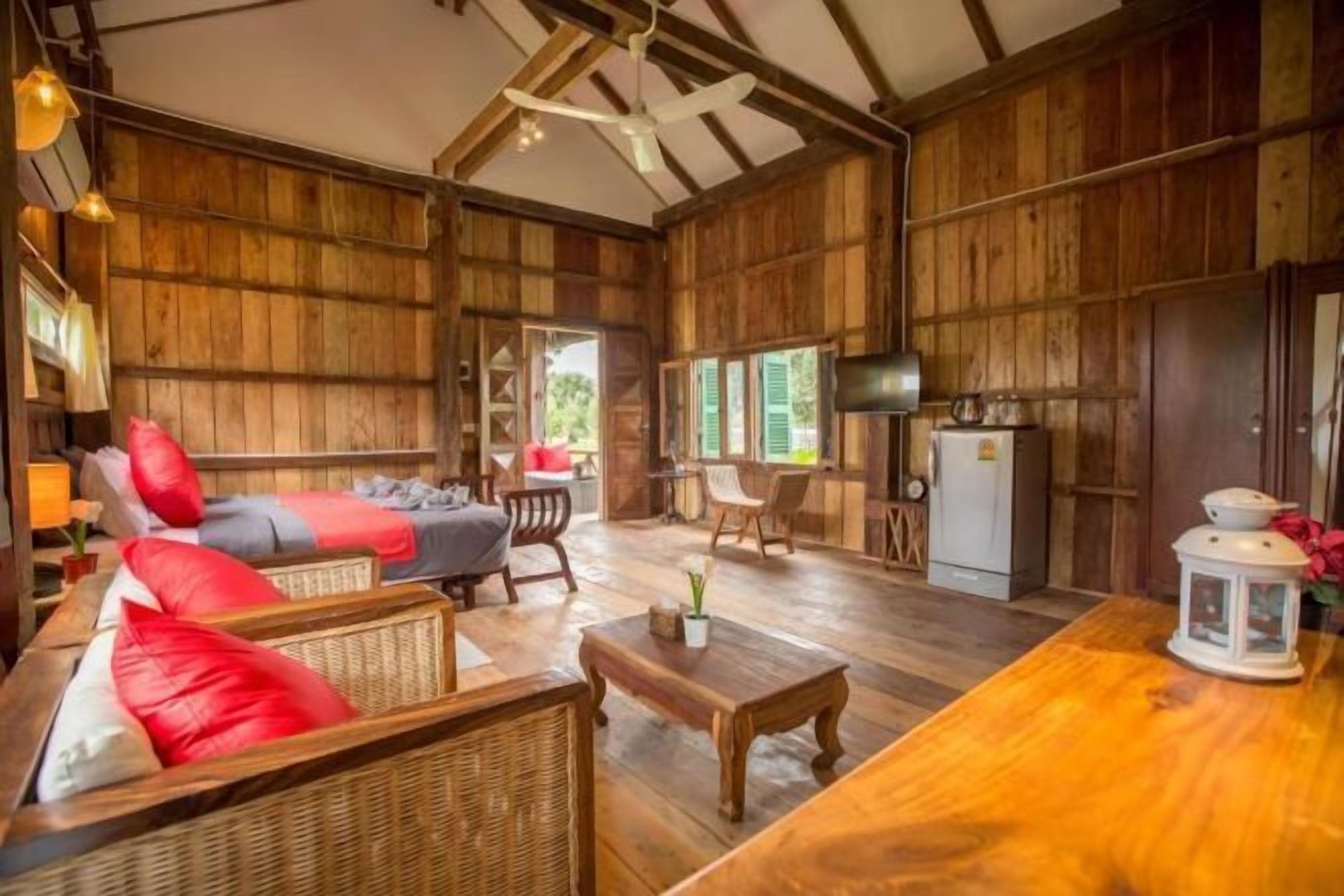 Peralatan tempat tidur premium, meja, Wi-fi percuma, cadar katil 