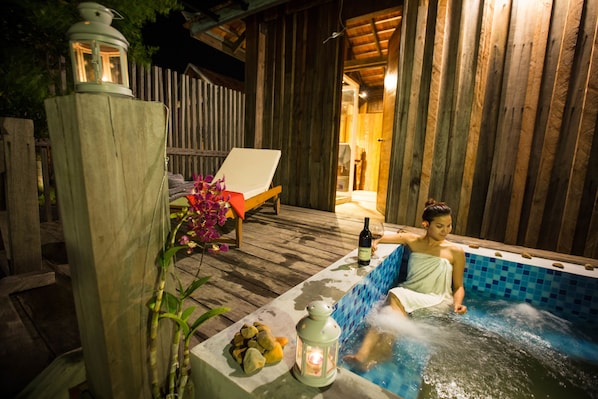Outdoor spa tub - Kampot River Residence (Kampot)