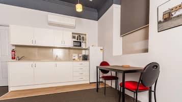 微波爐、咖啡機/沖茶器、電熱水壺、廚房用具/餐具/器皿