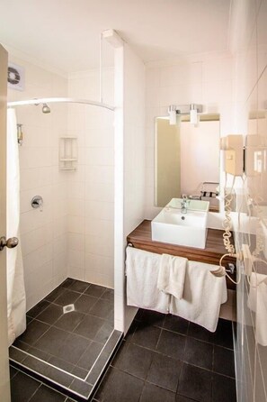 豪華客房 | 浴室 | 淋浴設備、免費盥洗用品、吹風機、毛巾