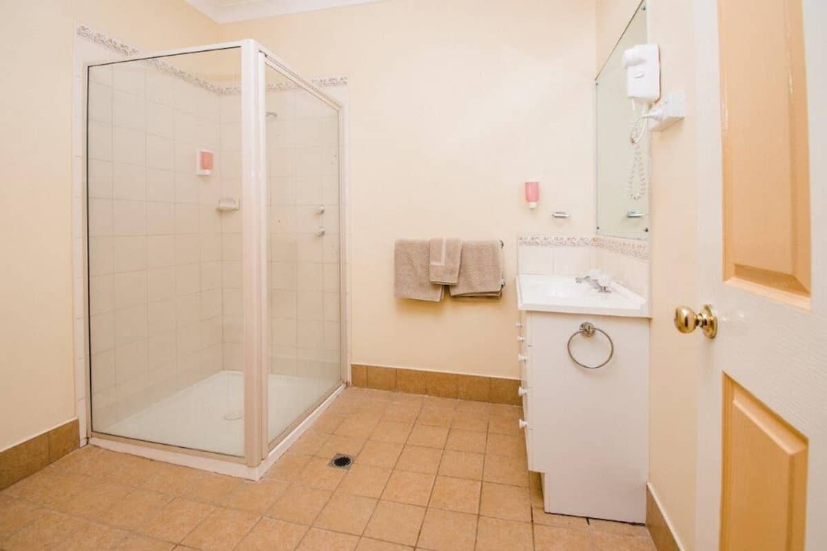 Dusche, kostenlose Toilettenartikel, Haartrockner, Handtücher