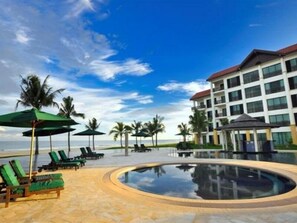 Outdoor pool - Nexus Residence - Beach Villa 360 (Kota Kinabalu)