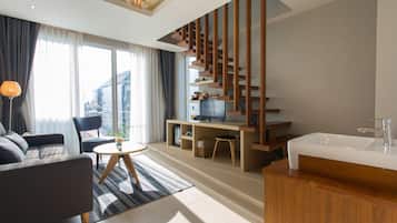 Duplex Studio | Área de estar | TV de tela plana 32 polegadas com canais via satélite, TV