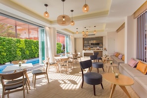 Se ofrece un desayuno bufé (200 THB por persona)