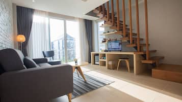 Duplex Studio | Área de estar | TV de tela plana 32 polegadas com canais via satélite, TV