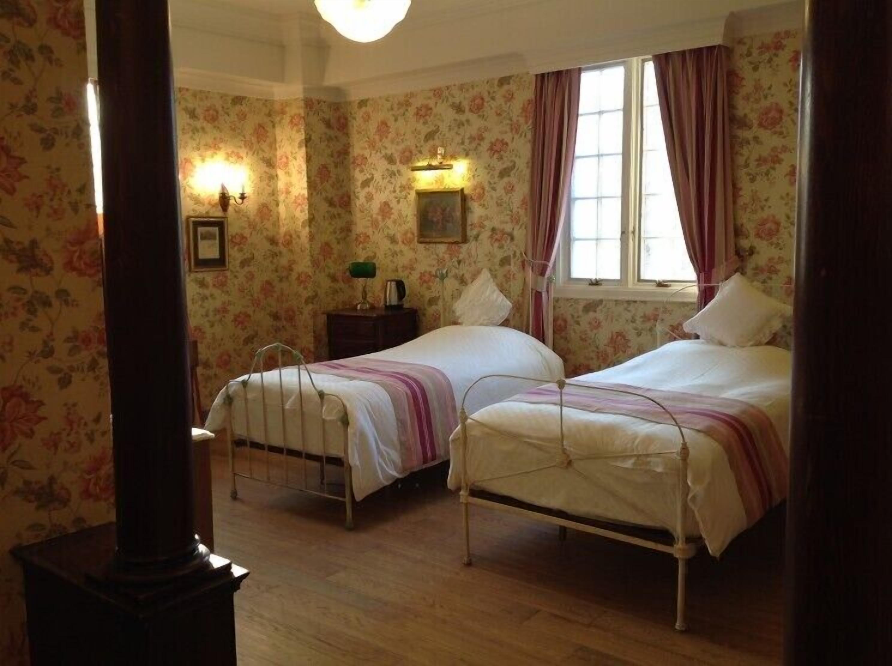 Classic Twin Room (No.9 Ross) | Desk, blackout drapes, rollaway beds, free WiFi