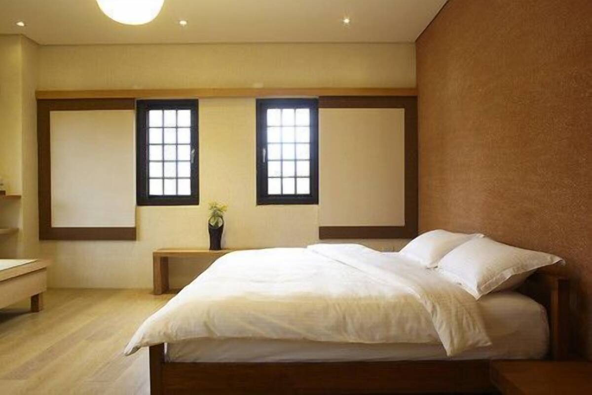 غرفة مزدوجة كلاسيكية - بحوض استحمام | مكتب وستائر تعتيم وواي فاي مجانًا وبديكورات فريدة لكل غرفة