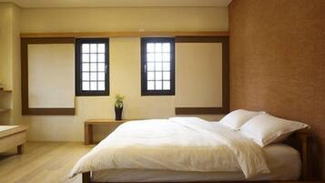 Classic Double Room, Bathtub | Desk, blackout drapes, WiFi (free), individually decorated
