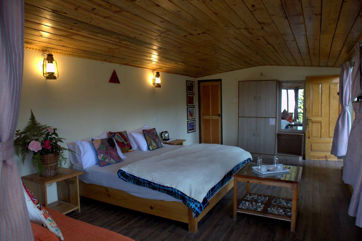 Habitación doble Deluxe, vista a la montaña | Sala de estar | Televisión