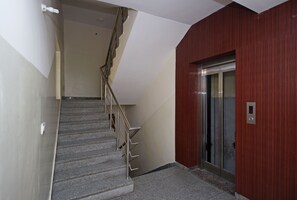 Staircase - OYO 8967 Hotel Aeroporto (New Delhi)