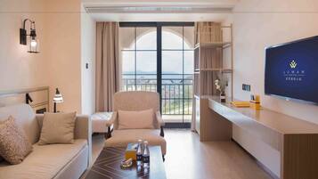 Deluxe Suite (Mainland China Citizens Only) | Living room