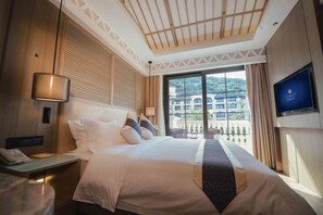Quarto casal premium, 1 cama Queen | Frigobar, escrivaninha, cortinas blackout, quartos à prova de som