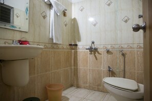 Phòng đôi hoặc 2 giường đơn Tiêu chuẩn | Phòng tắm | Vòi sen phun mưa, đồ dùng nhà tắm miễn phí, khăn tắm 