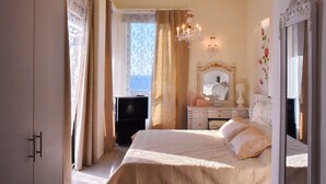 Un dormitorio con cama, cómoda, espejo y televisor.