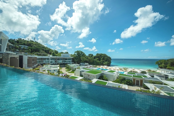 3 piscinas al aire libre, sombrillas, sillones reclinables de piscina