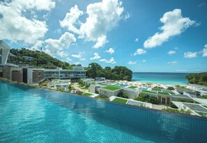 Un complexe hôtelier doté d’une piscine, de villas en bord de mer et offrant une vue sur l’océan.