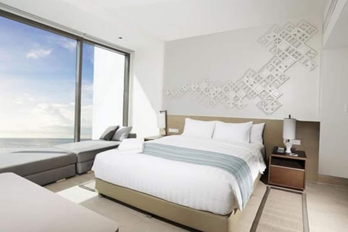 Minibar, brankas, meja kerja, dan kedap suara