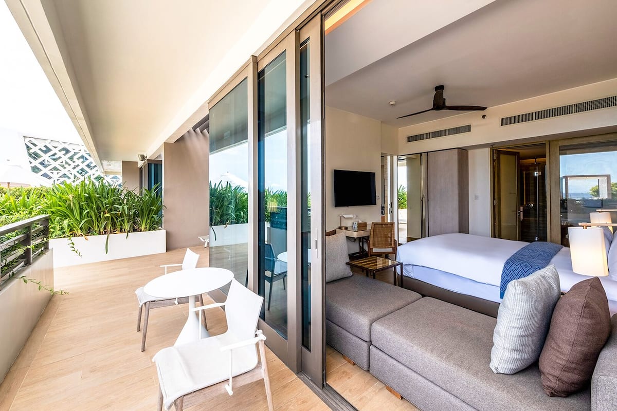 suite seaview with pool access | minibar, in-room safe, desk, soundproofing