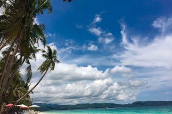 Di pantai, scuba diving, snorkeling, dan bar pantai