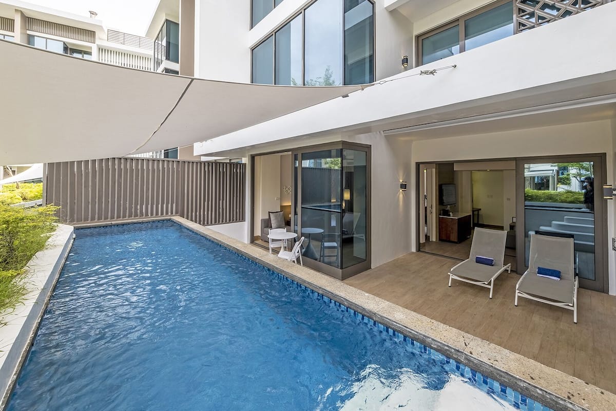 Un hôtel moderne doté d’une piscine, d’un espace extérieur aménagé et offrant une vue sur les environs.