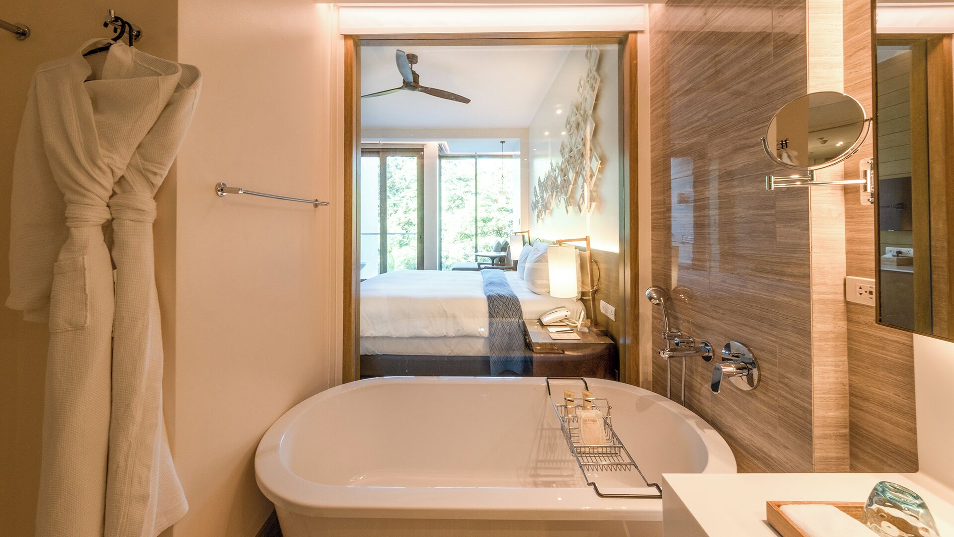 Un baño moderno con bañera, toallero y espejo.