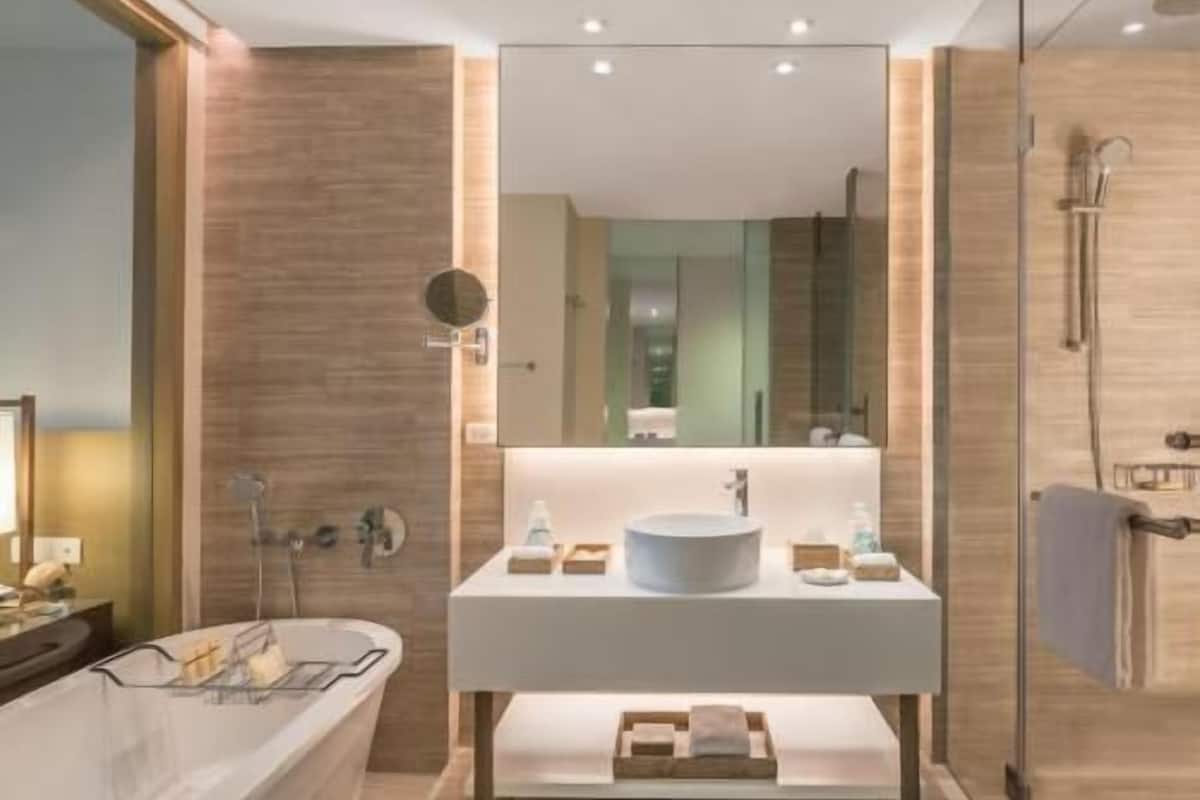 Bathroom | Separate tub and shower, free toiletries, hair dryer, bathrobes