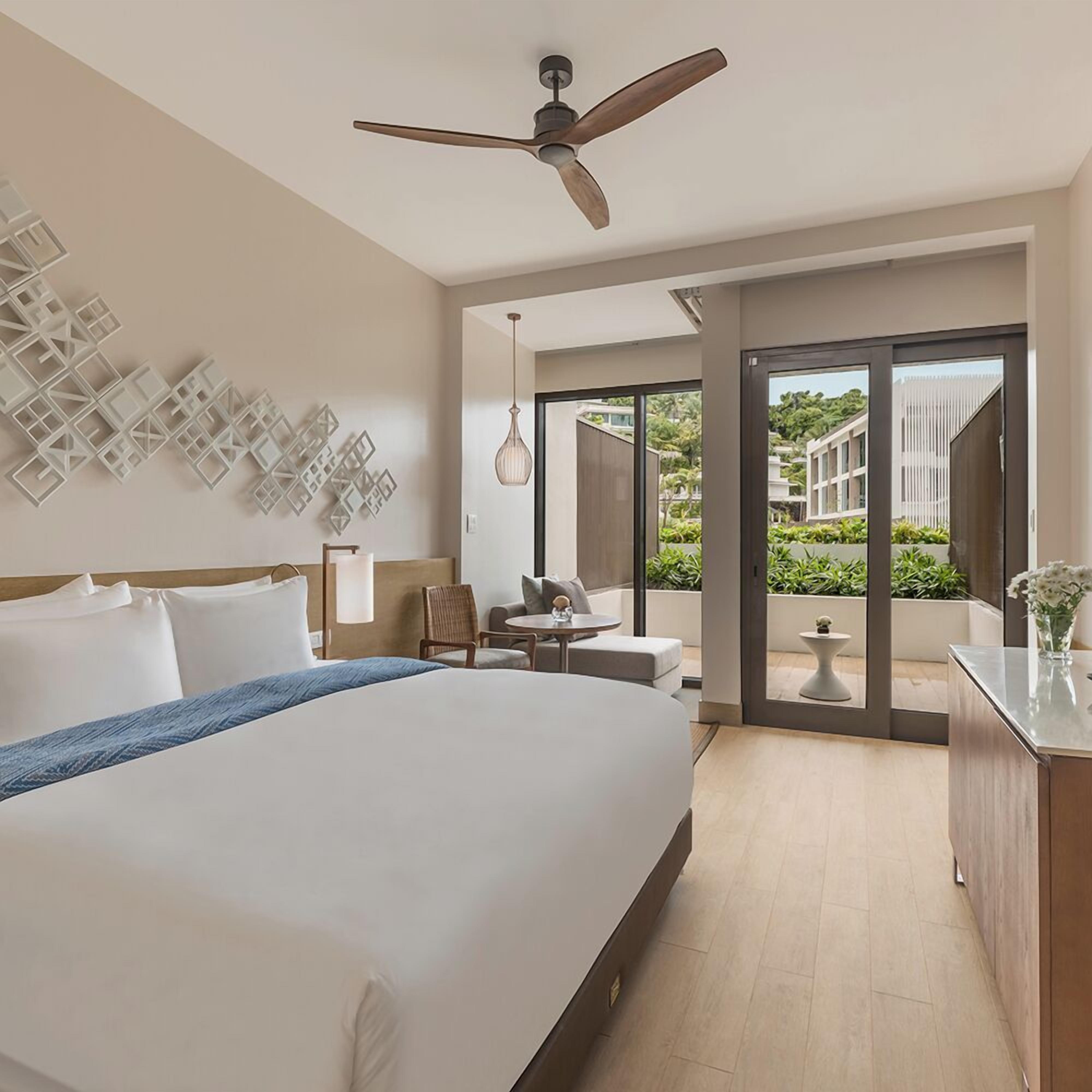 deluxe premiere | minibar, in-room safe, desk, soundproofing