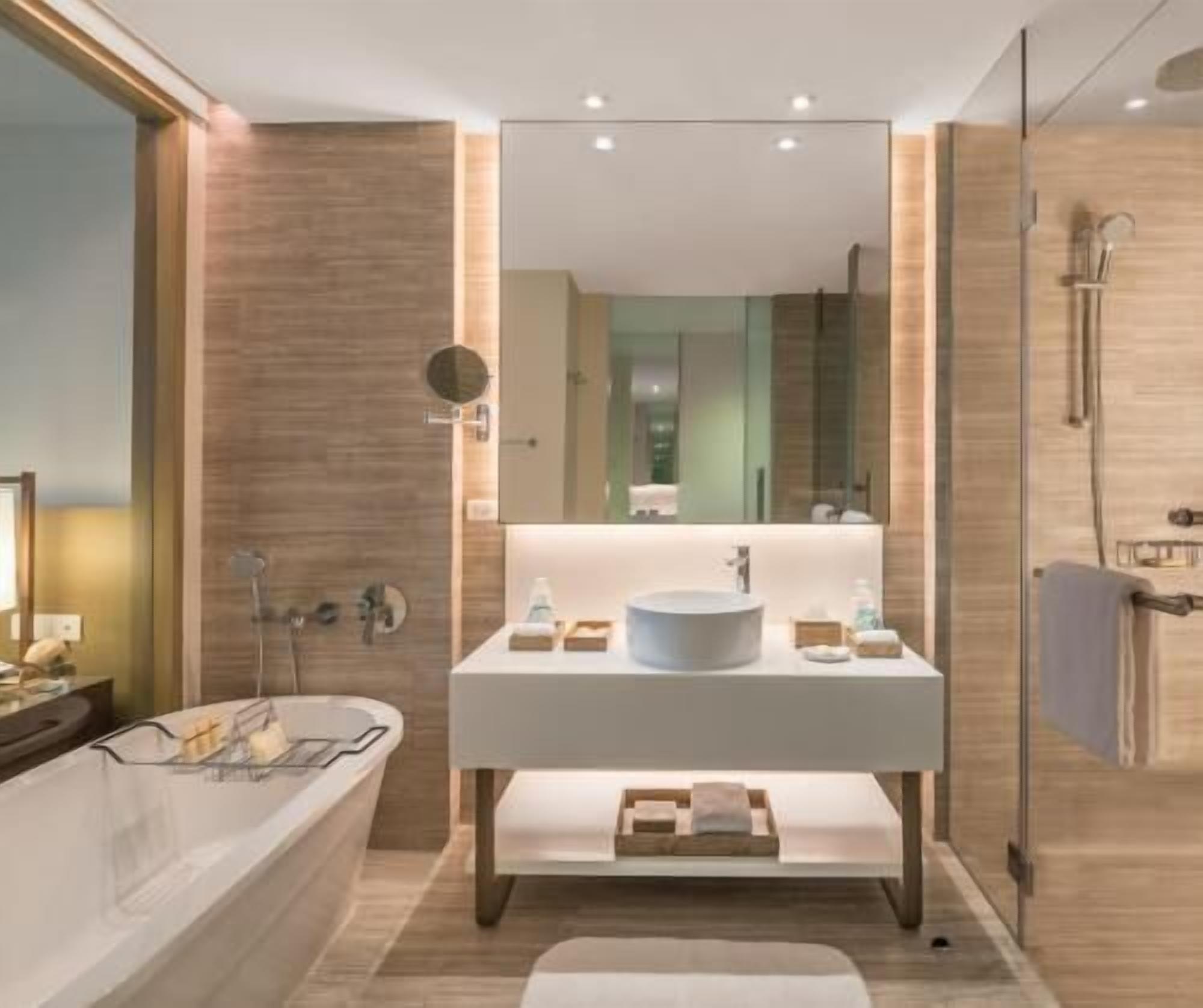 Bañera y ducha independientes, artículos de tocador gratuitos