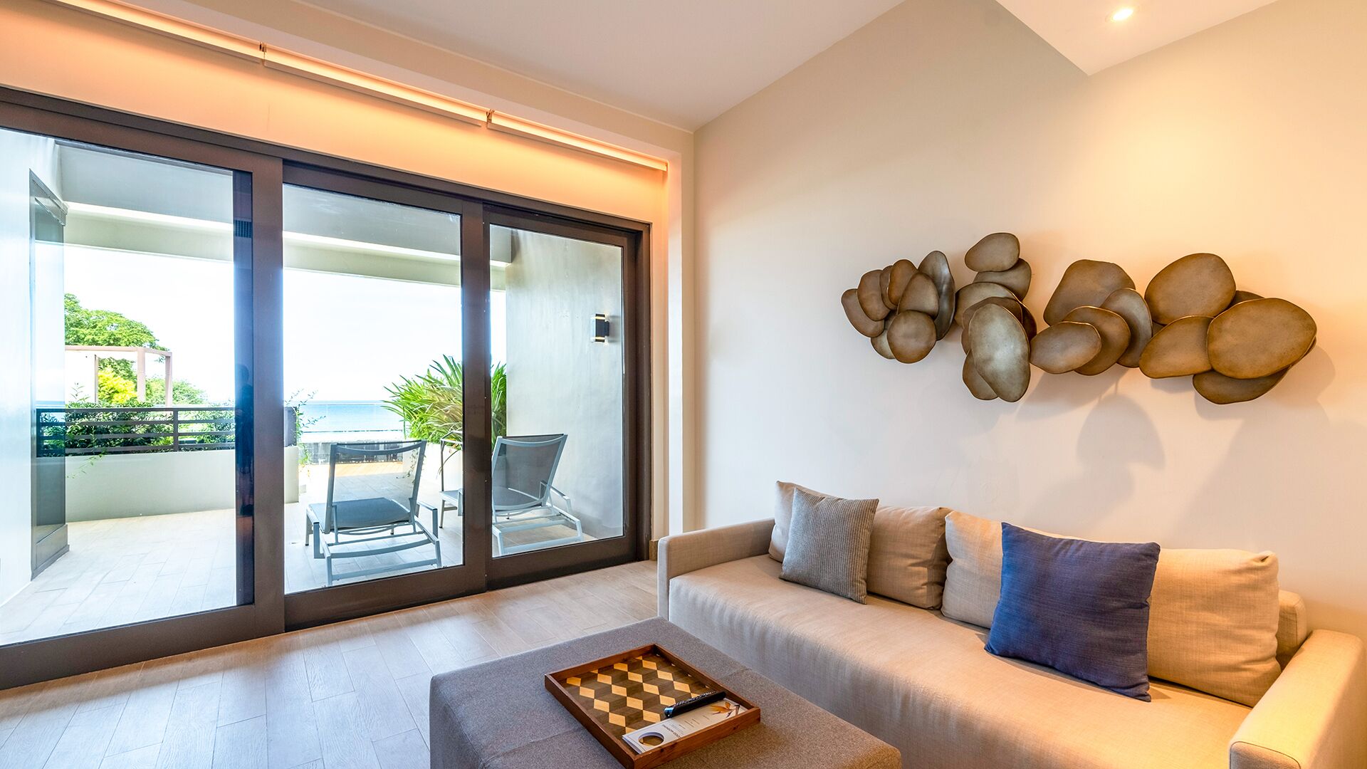 Phòng Suite, quang cảnh hồ bơi | Minibar, két bảo mật tại phòng, bàn, phòng cách âm 