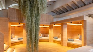 A modern interior with wooden walls and floors, multiple beds with headboards, and hanging moss. - Posthotel Achenkirch Resort and Spa - Adults Only (Achenkirch)
