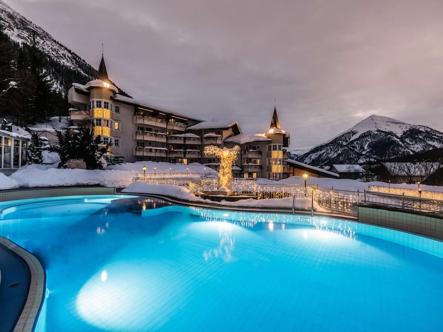 Fachada de la propiedad por la tarde o noche