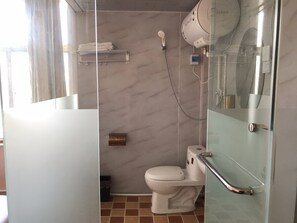 Produtos de toalete grátis, secador de cabelo, chinelos
