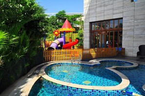 Piscine extérieure (ouverte en saison)