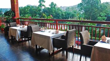 2 restaurants; breakfast, lunch, and dinner served