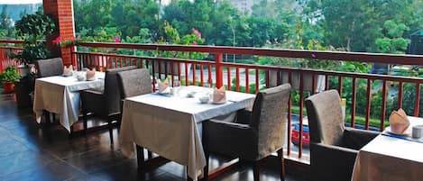 2 restaurants; breakfast, lunch, and dinner served