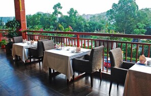 2 restaurants, spécialités Cuisine locale et internationale