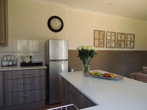 Chaumière, 1 chambre (Lavender) | Cuisinette privée | Réfrigérateur, four à micro-ondes, un four, surface de cuisson