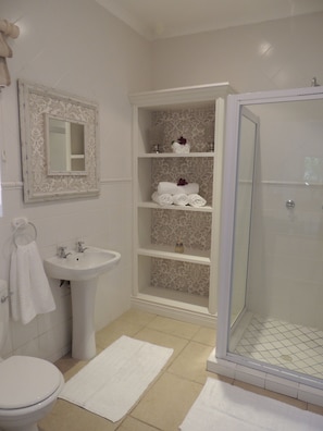 Cottage, 2 phòng ngủ (Norfolk) | Phòng tắm | Buồng tắm vòi sen, đồ dùng nhà tắm miễn phí, máy sấy tóc, khăn tắm