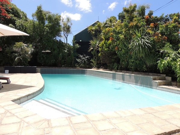 Piscine extérieure, parasols, chaises longues