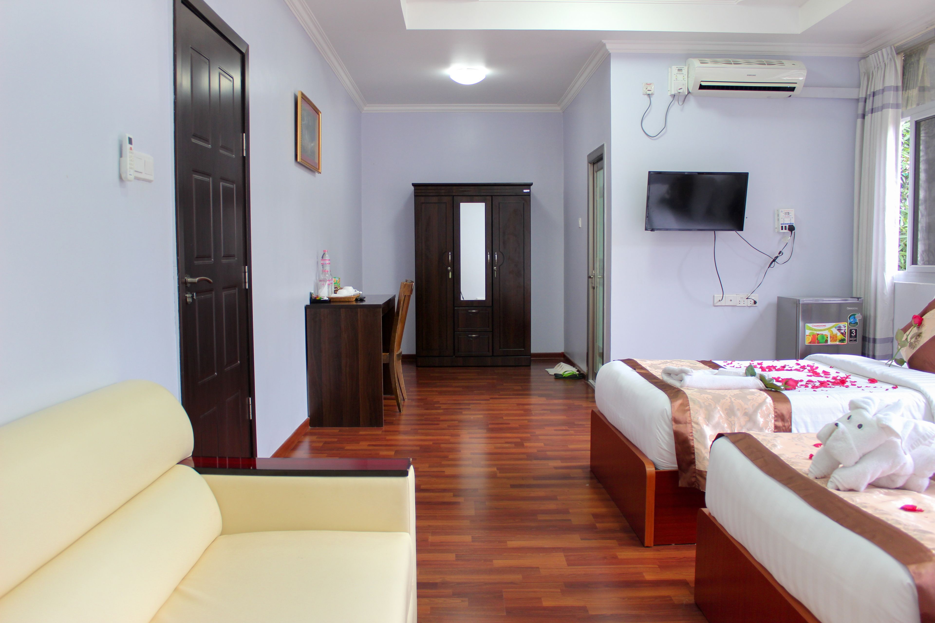 deluxe triple room | minibar, desk, blackout curtains, soundproofing