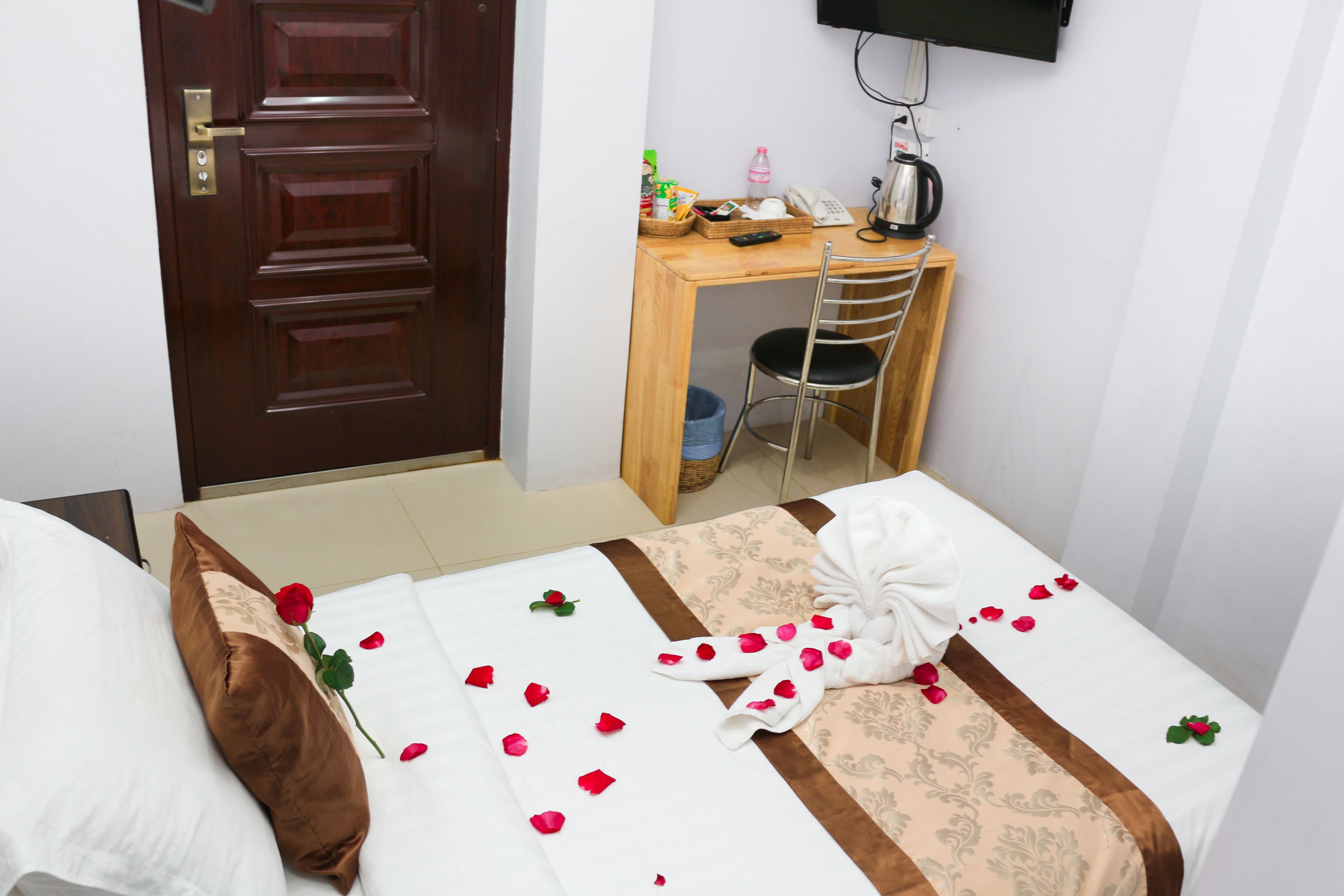 single room (with bathroom) | minibar, desk, blackout curtains, soundproofing