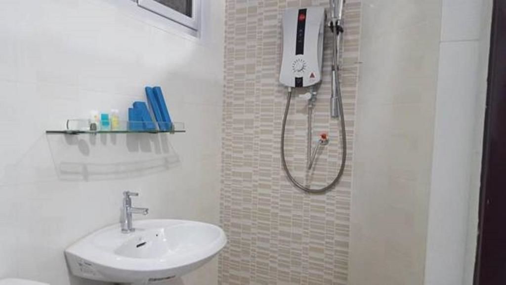 single room (with bathroom) | minibar, desk, blackout curtains, soundproofing